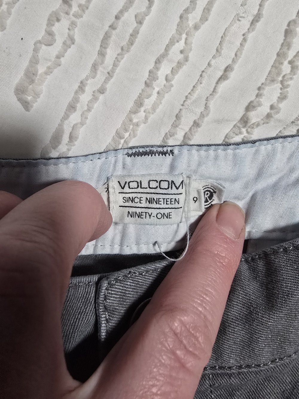 Volcom Women's Gray Chino Shorts Size 9 Casual Cotton Flat Front - Picture 3 of 3